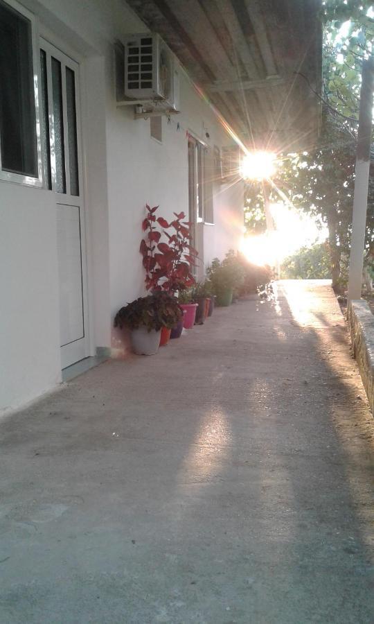 Hillside Apartments Borsh Luaran gambar